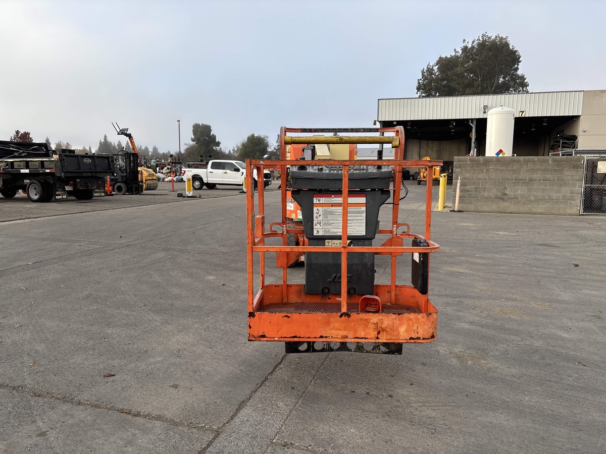 2017 JLG E300AJP-3