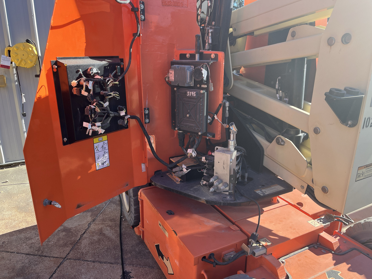 2017 JLG E300AJ-8