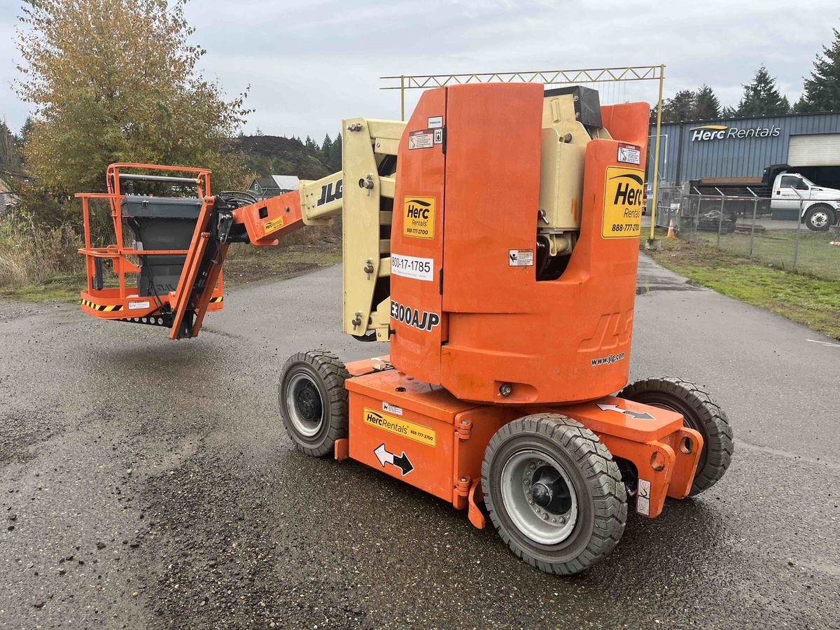 2017 JLG E300AJP-2