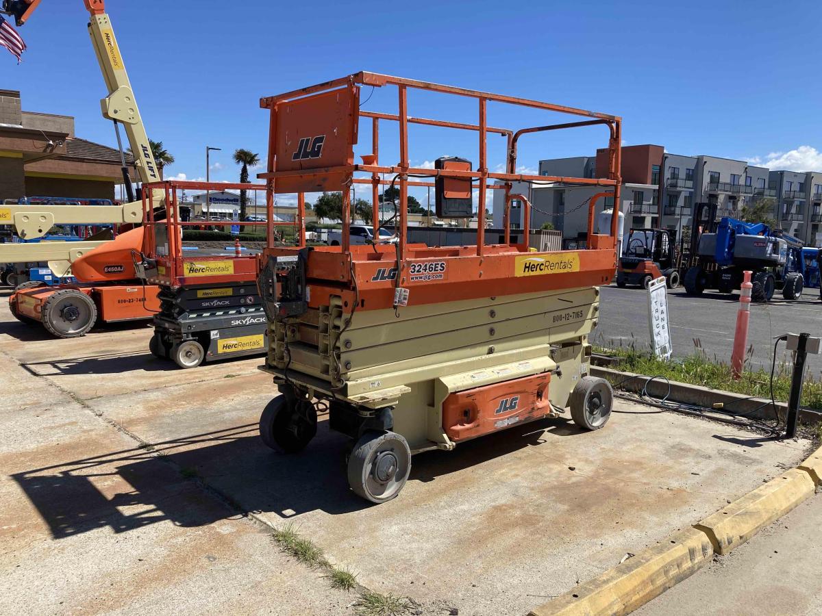 2016 JLG 3246ES