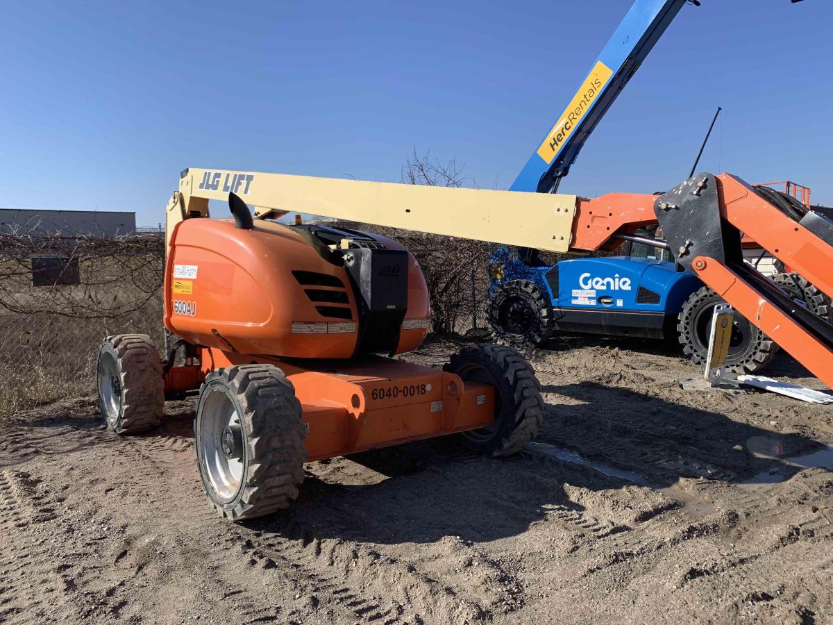 2017 JLG 600AJ