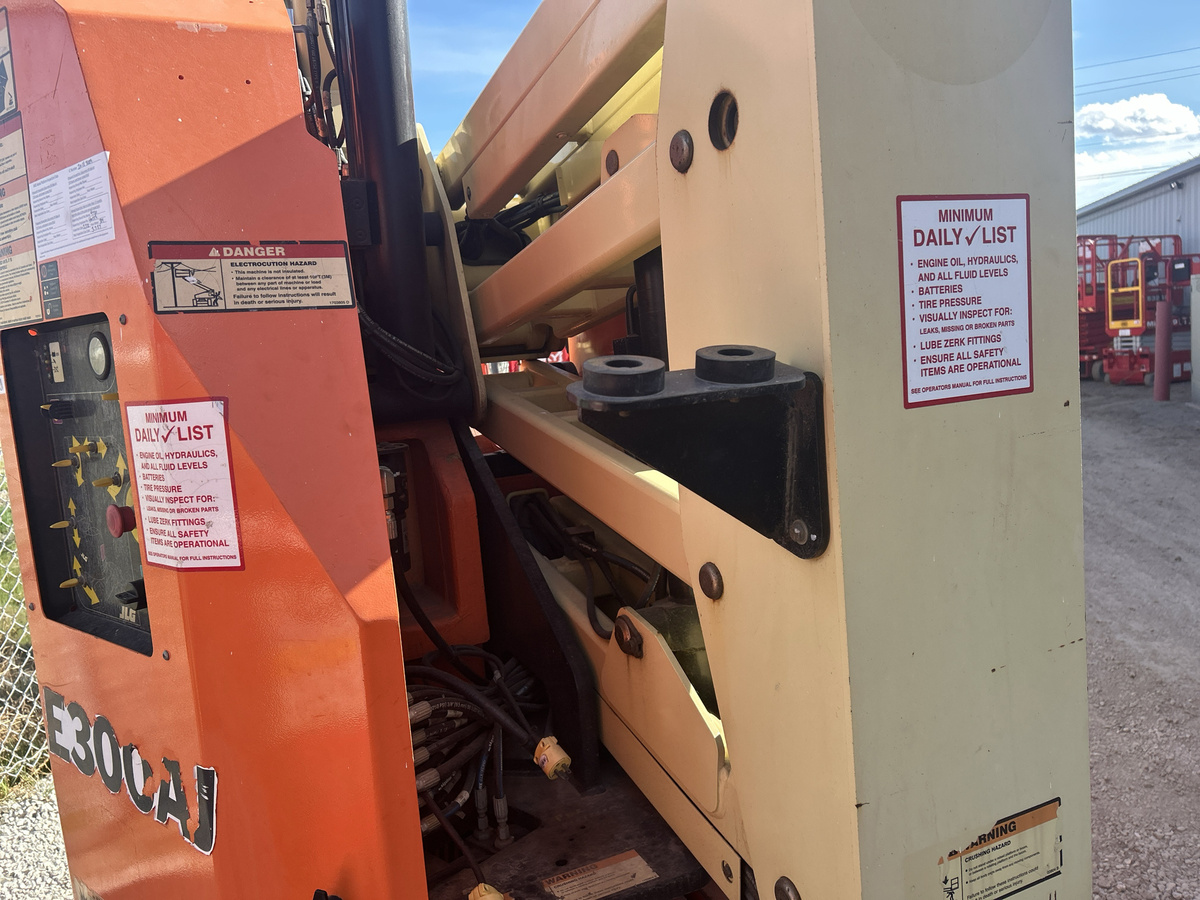 2016 JLG E300AJ-11