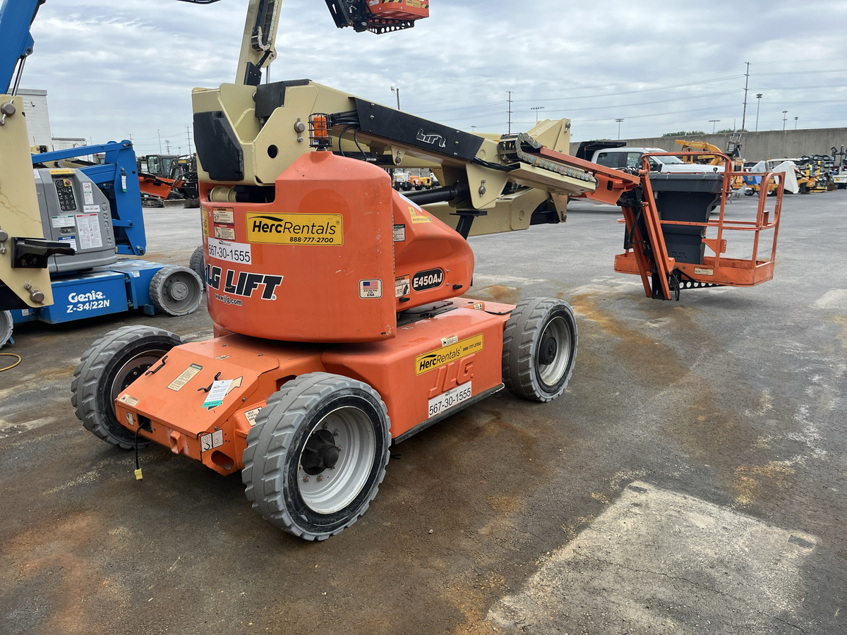 2013 JLG E450AJ