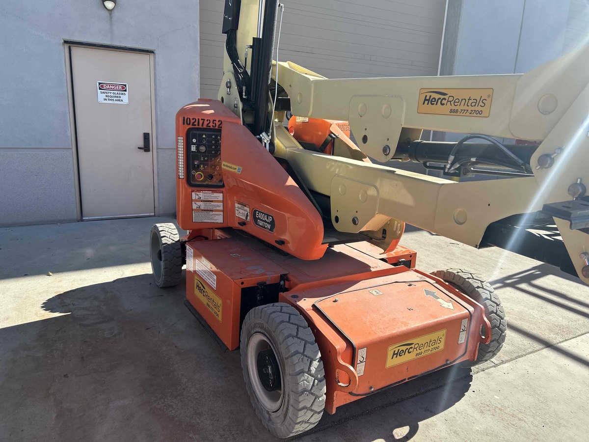 2017 JLG E400AJPN