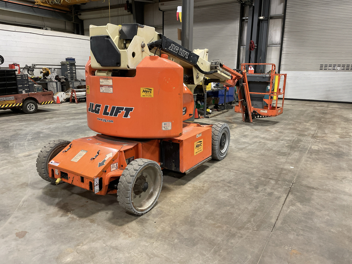 2017 JLG E400AJPN-3