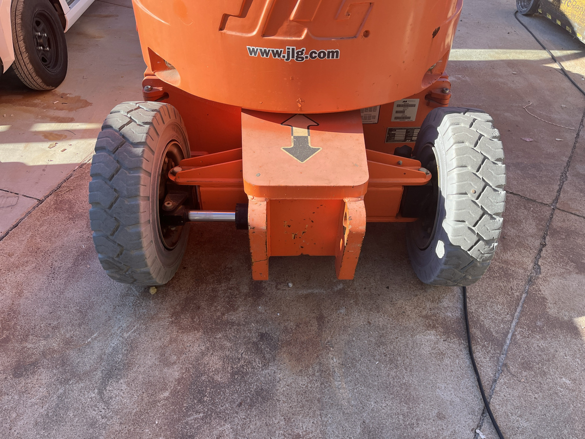 2017 JLG E300AJ-10