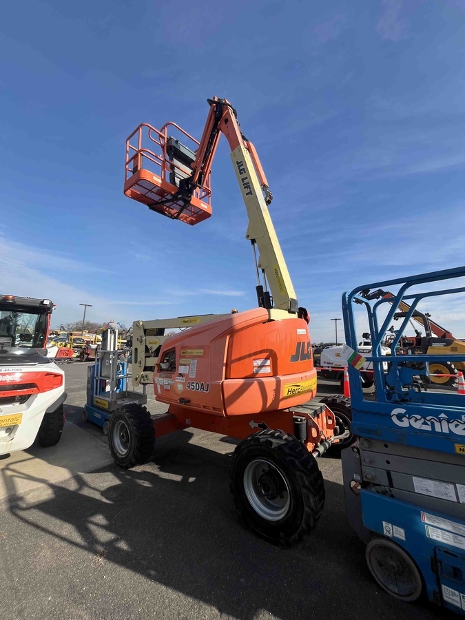 2017 JLG 450AJ