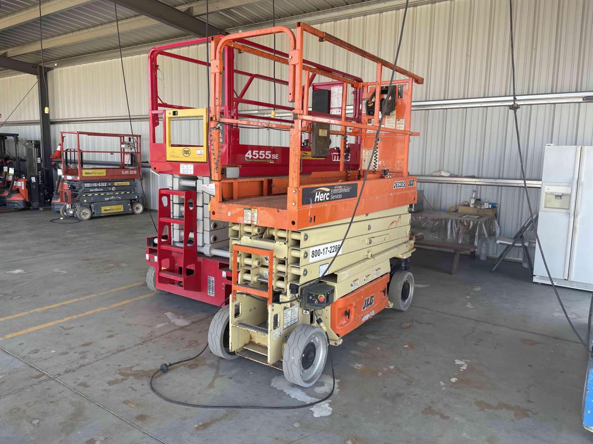 2017 JLG 2632ES