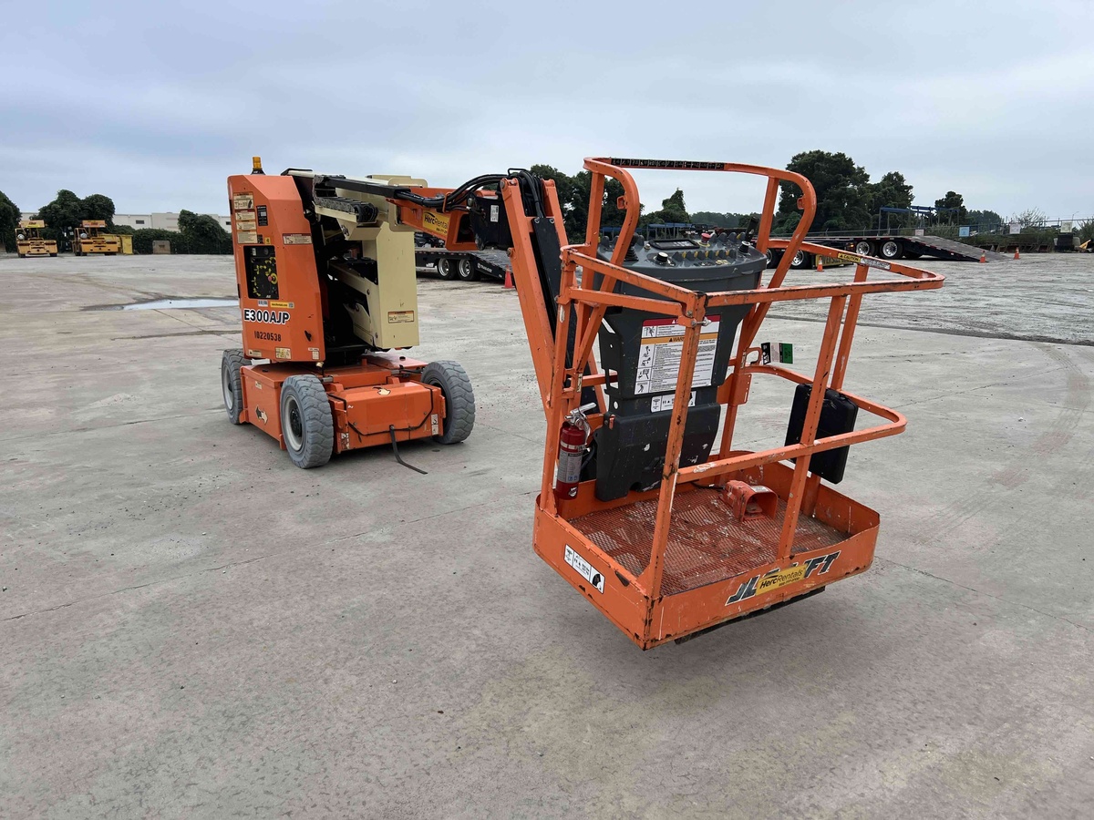 2017 JLG E300AJP-2