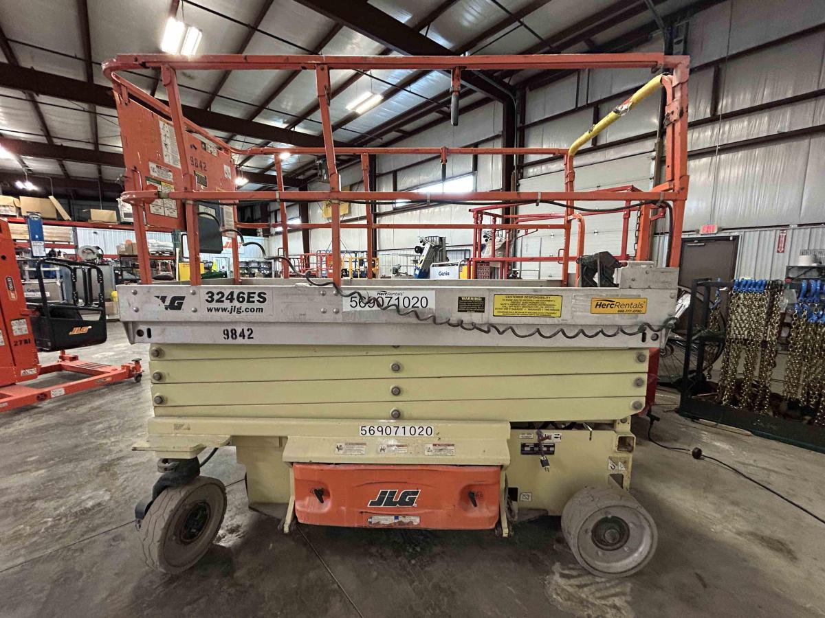 2013 JLG 3246ES