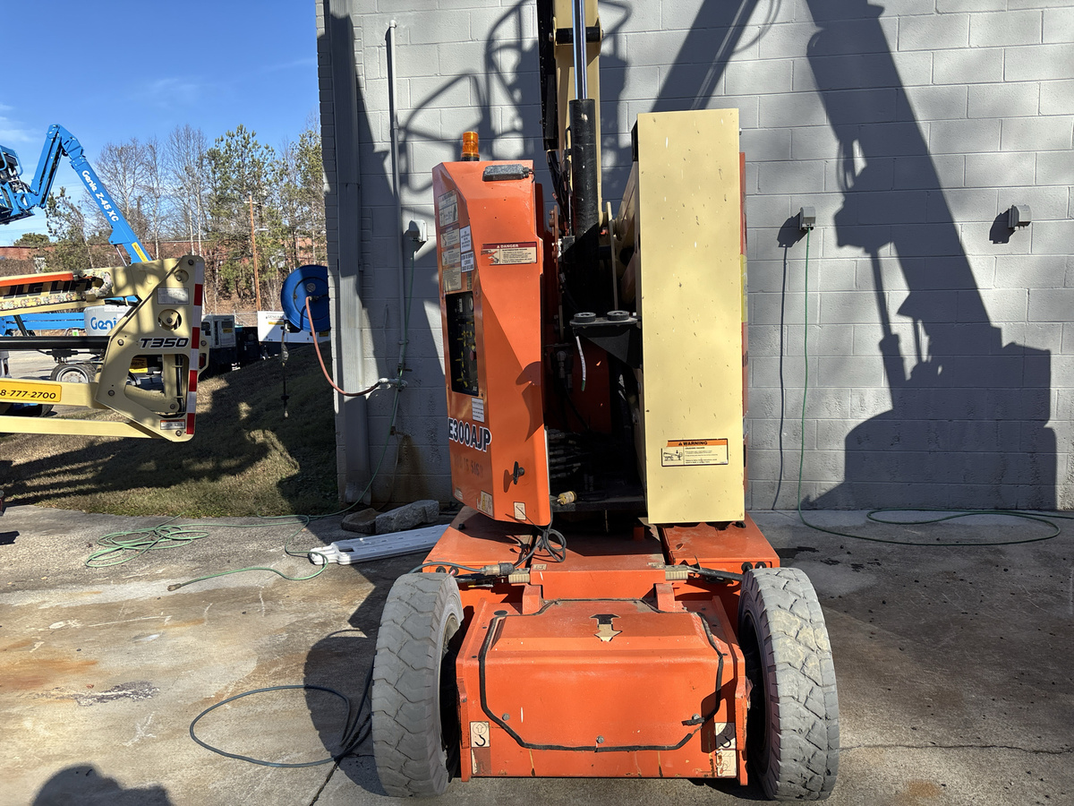 2017 JLG E300AJP-5