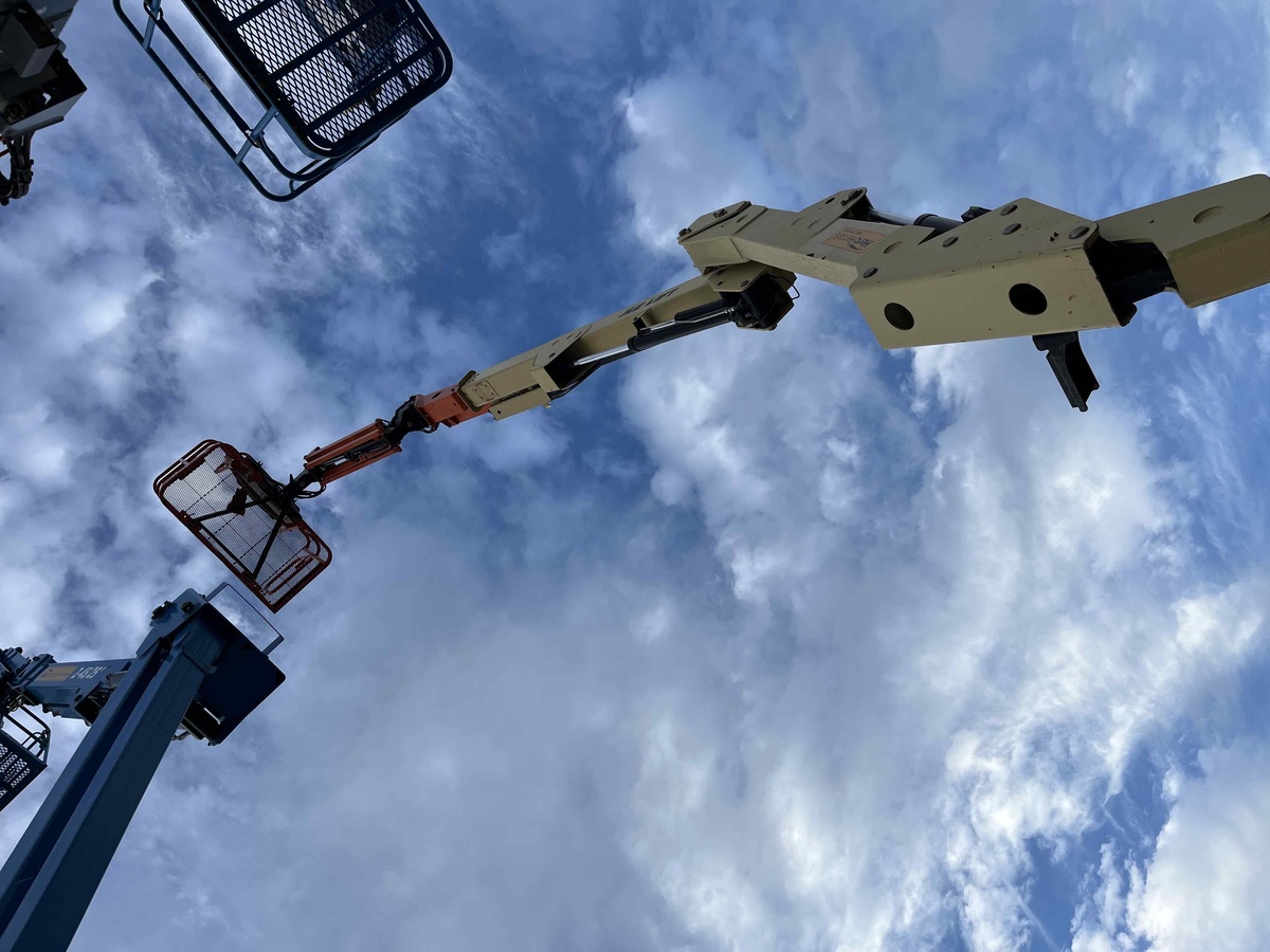 2016 JLG E400AJP-5