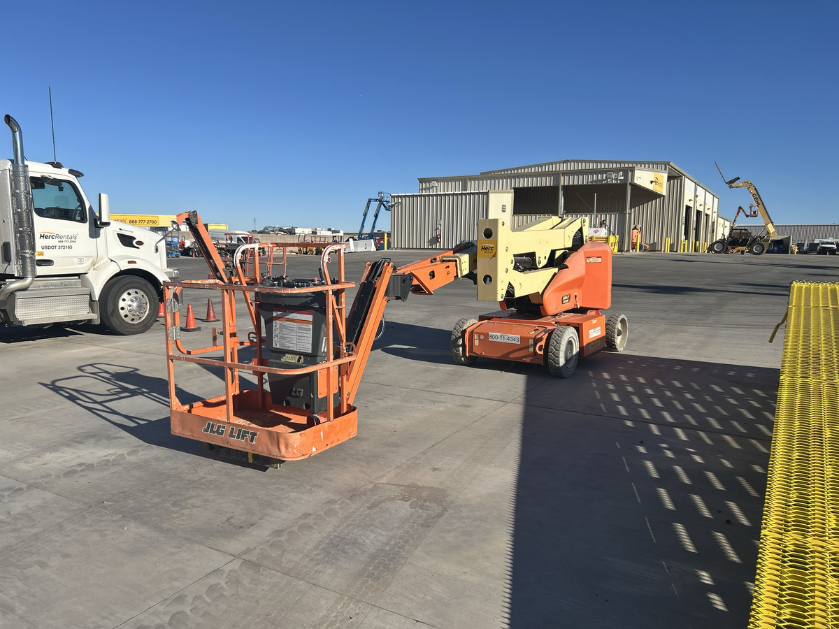 2016 JLG E400AJPN-4