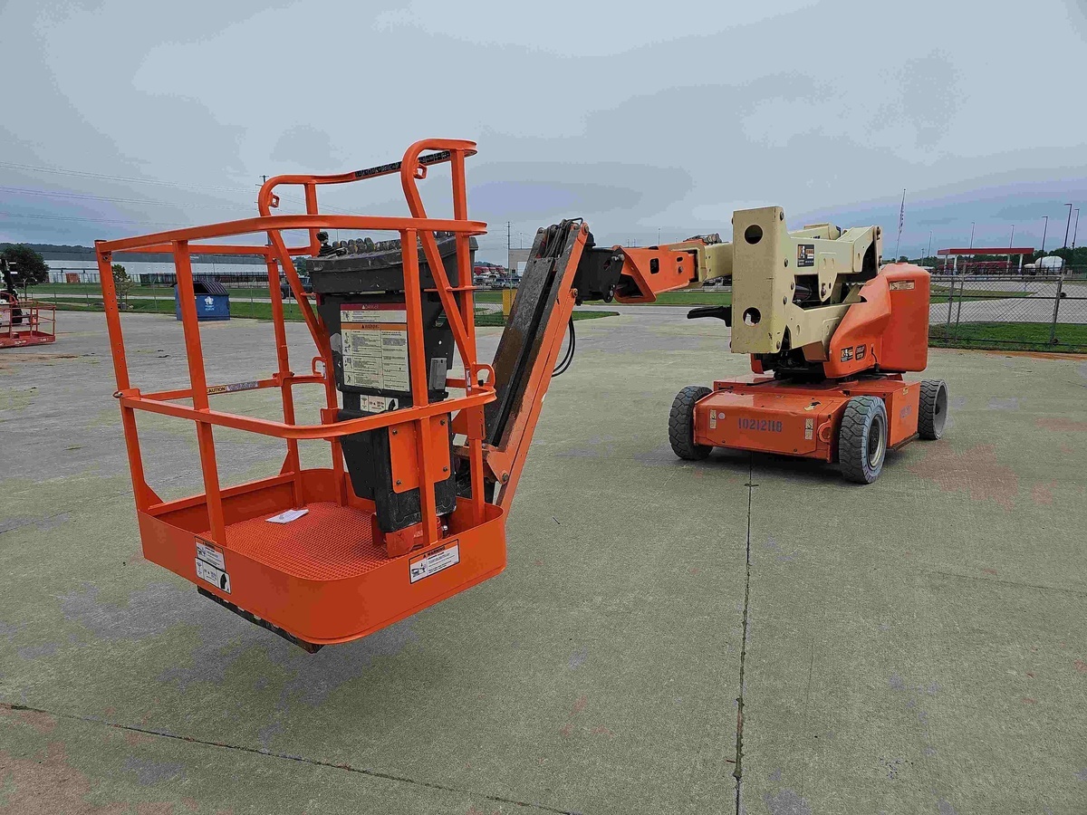 2017 JLG E400AJPN