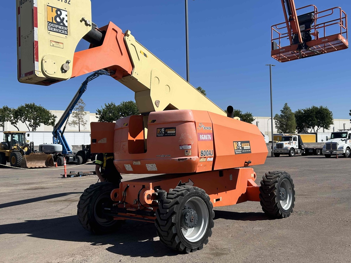 2017 JLG 800AJ