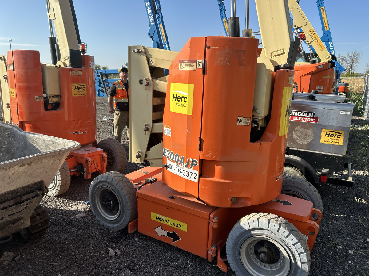 2017 JLG E300AJP-3