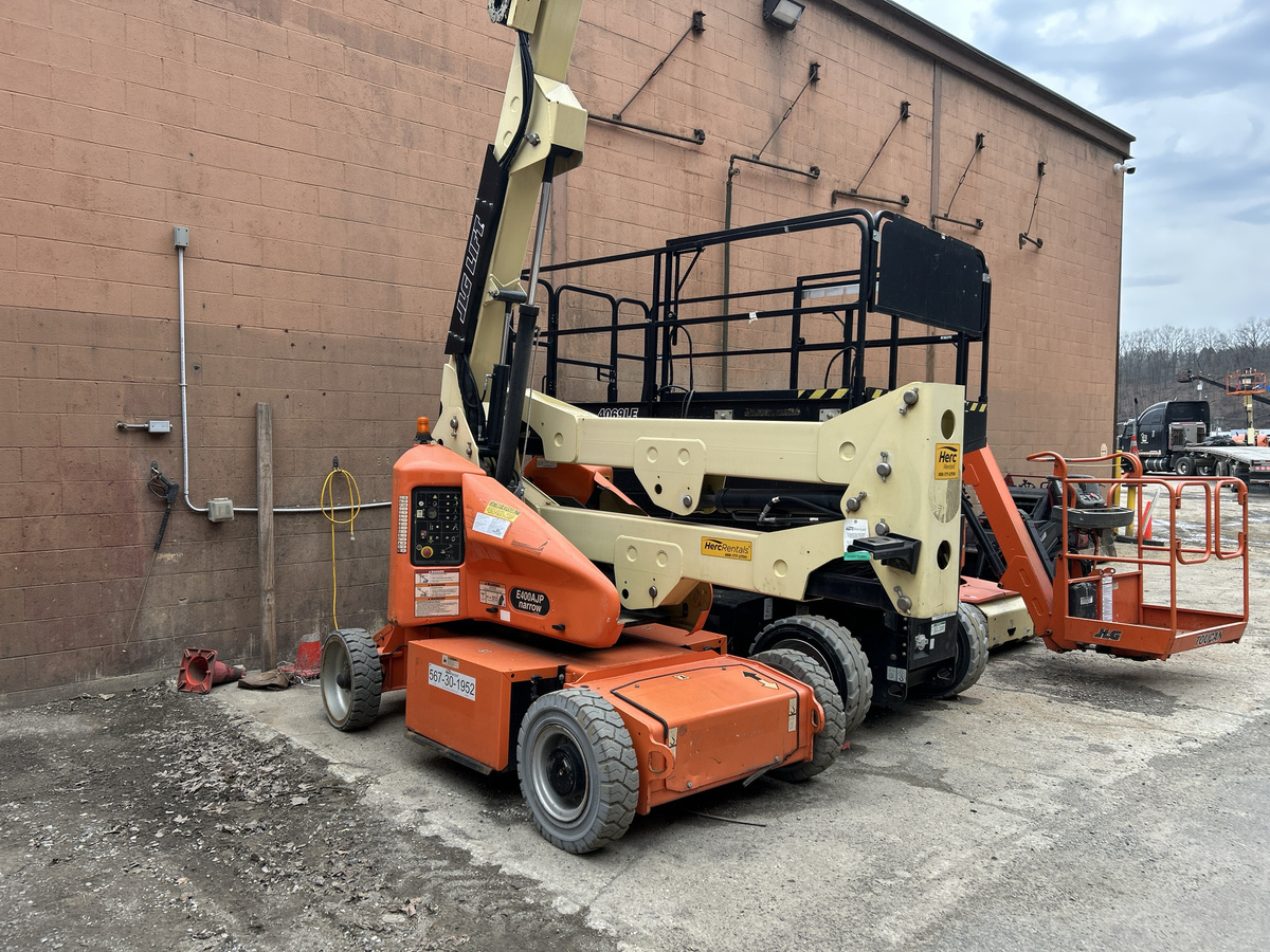 2017 JLG E400AJPN