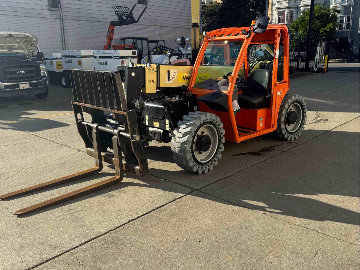 2017 JLG G5-18A