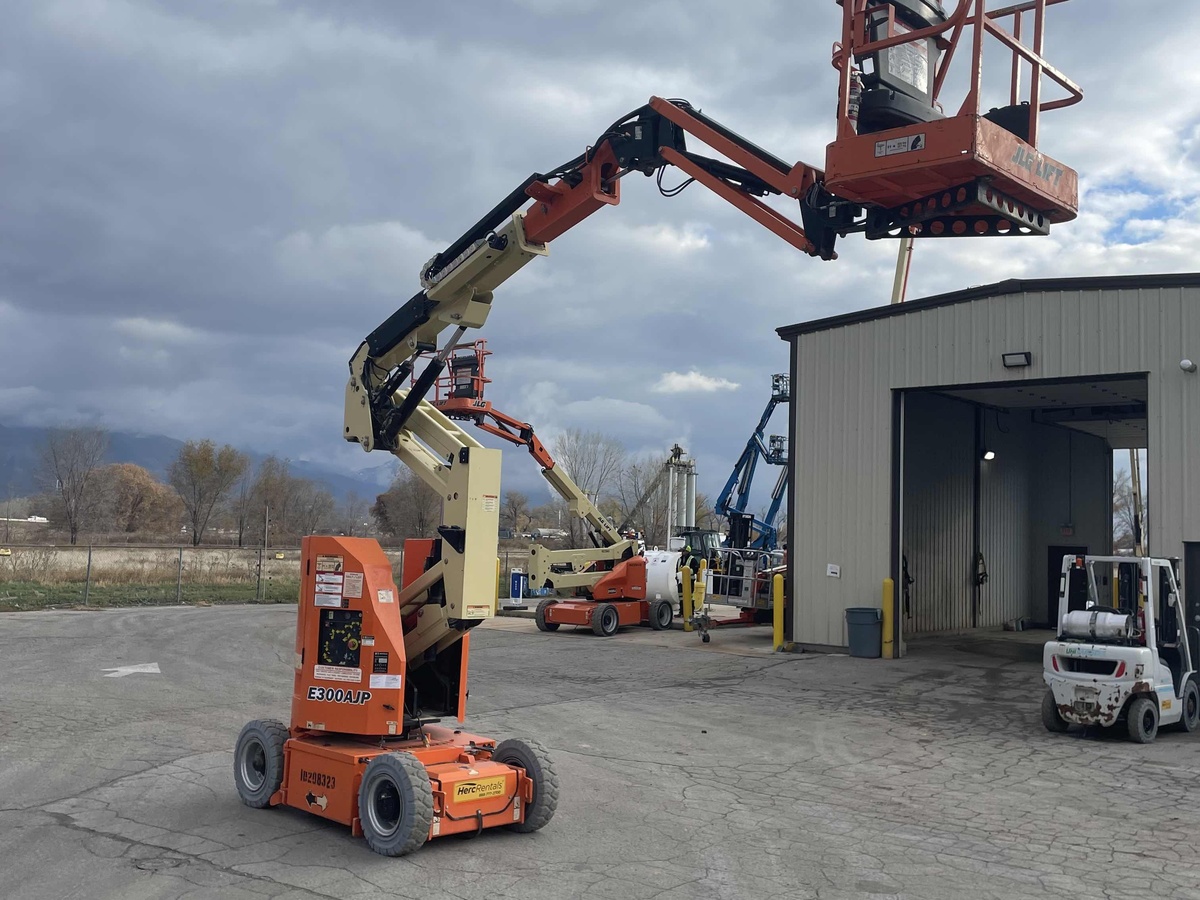 2017 JLG E300AJP-3