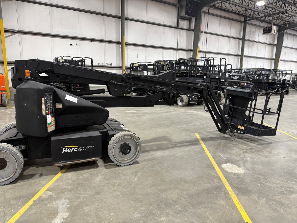 2015 JLG E450AJ-2