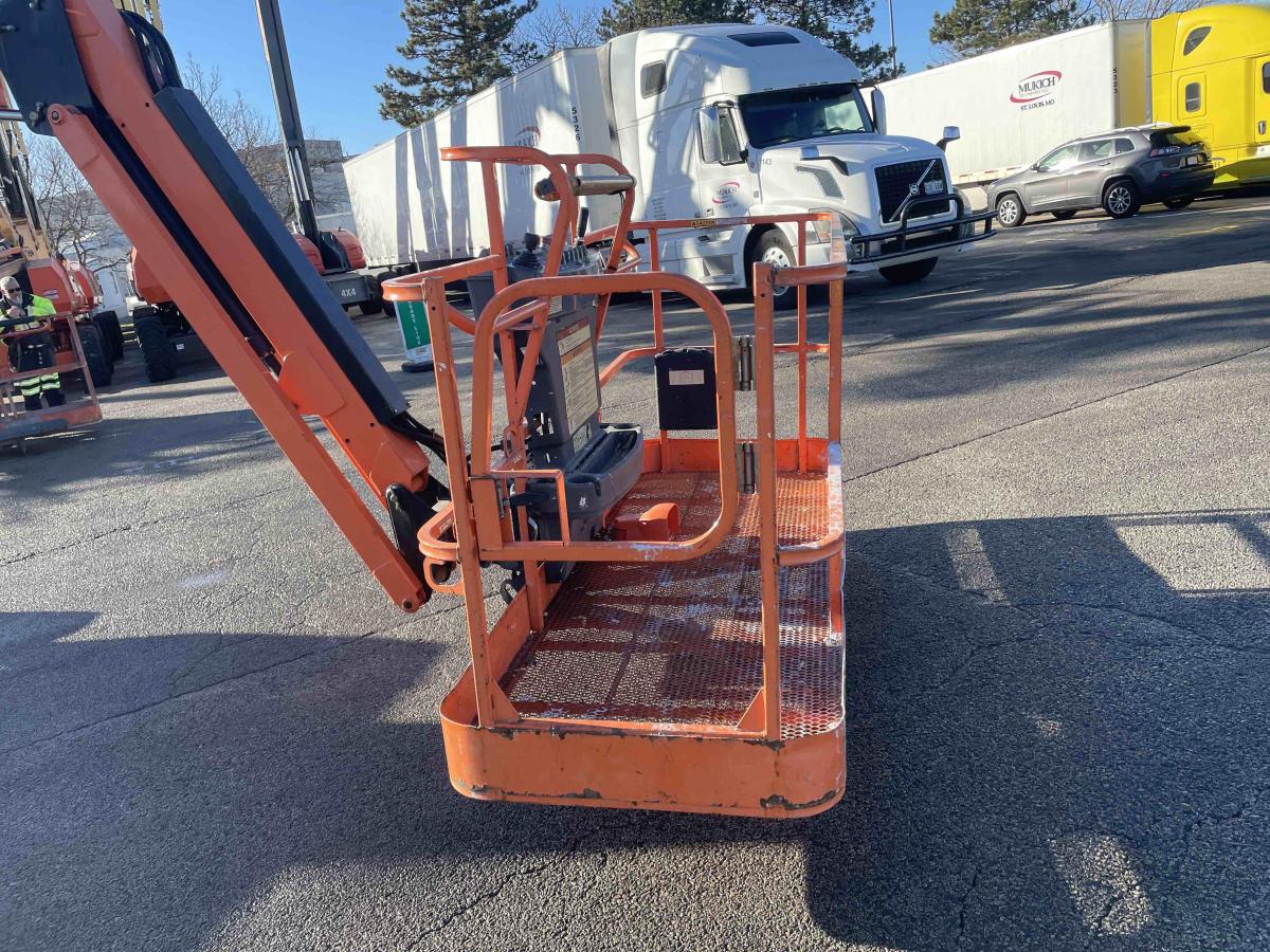2018 JLG 800AJ