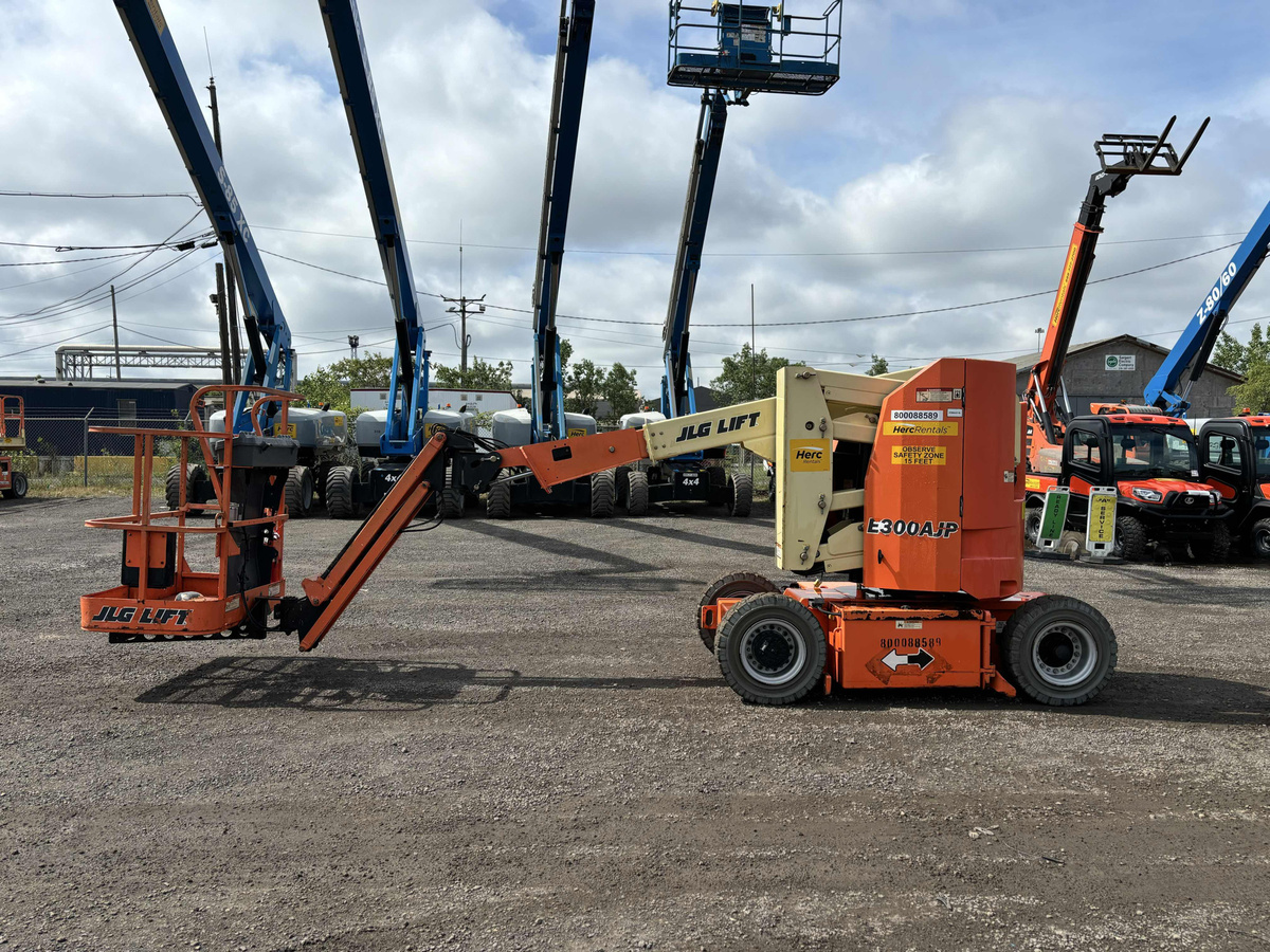 2016 JLG E300AJP-2