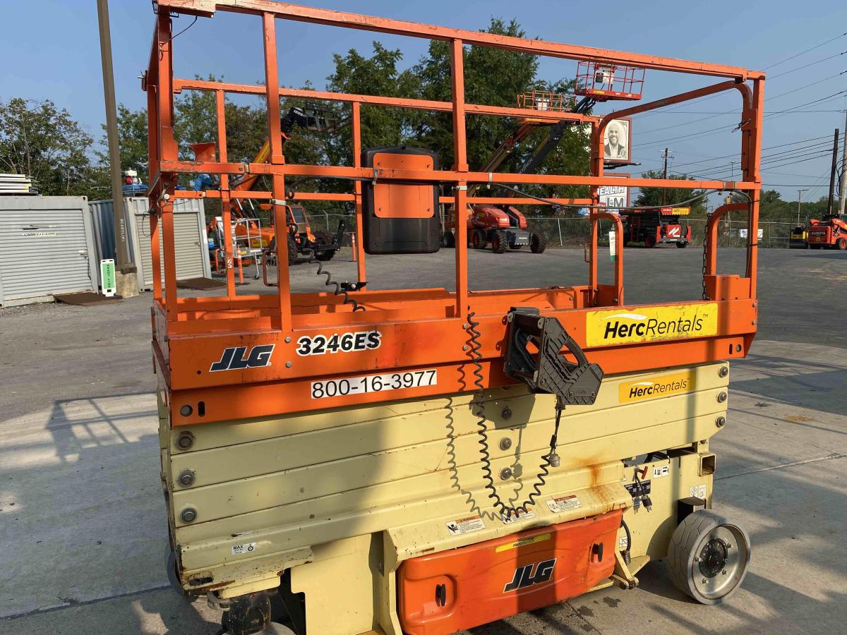 2017 JLG 3246ES
