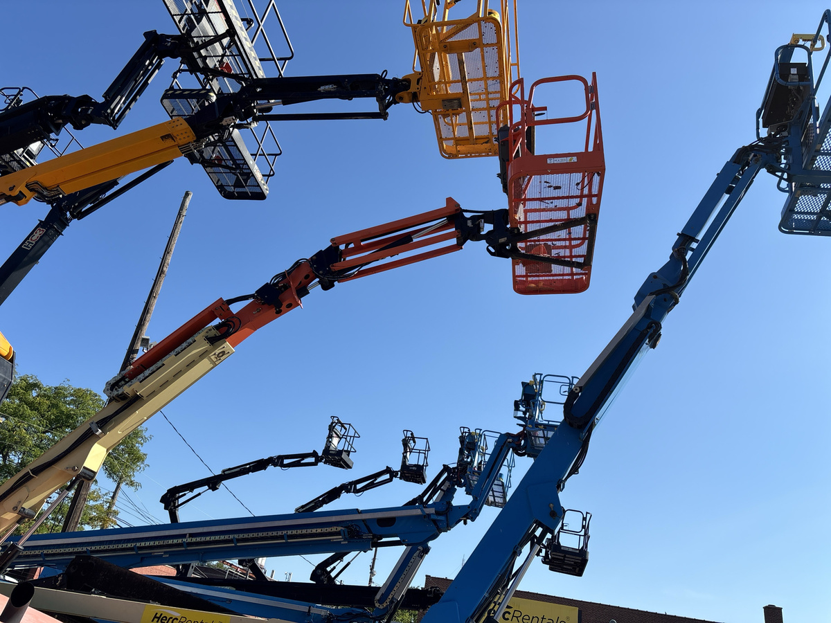 2017 JLG 450AJ-2