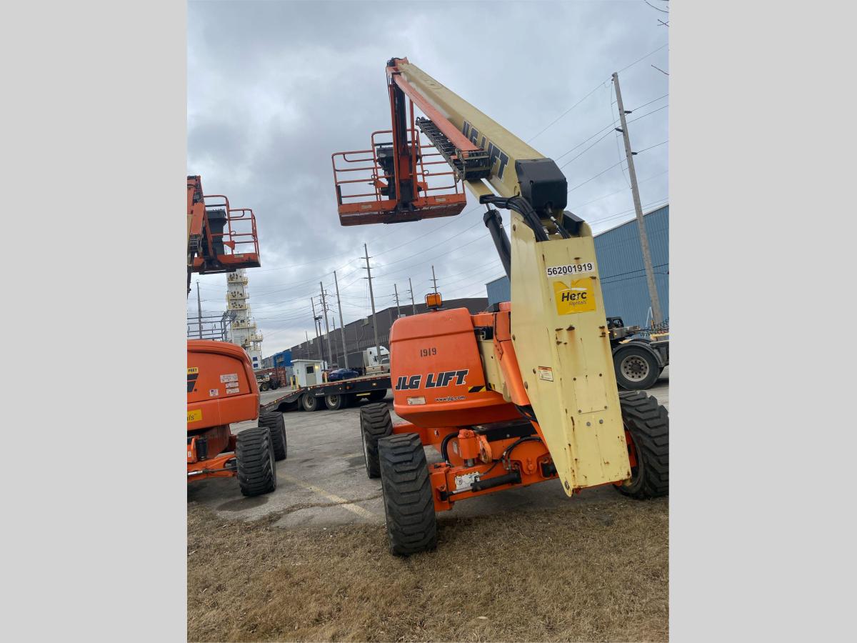 2011 JLG 600AJ