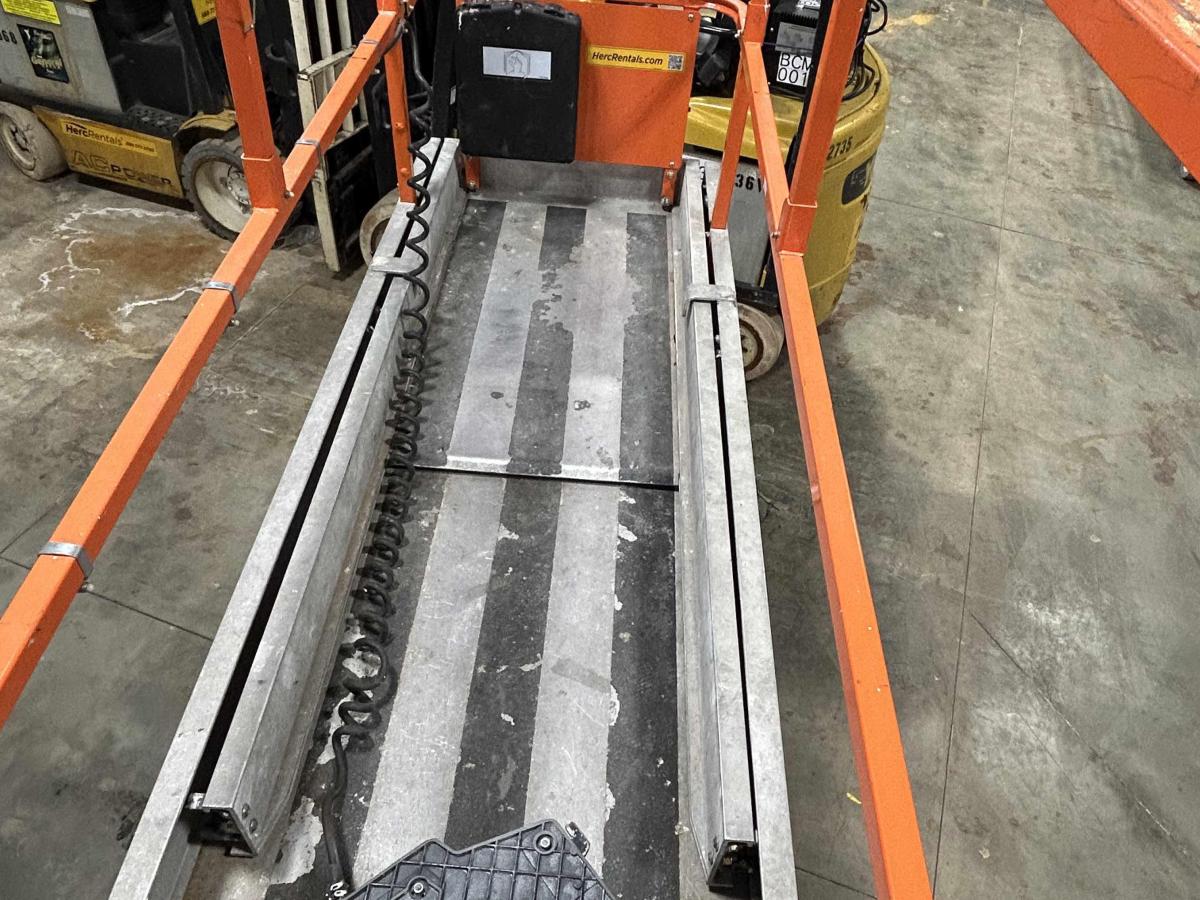 2013 JLG 2630ES