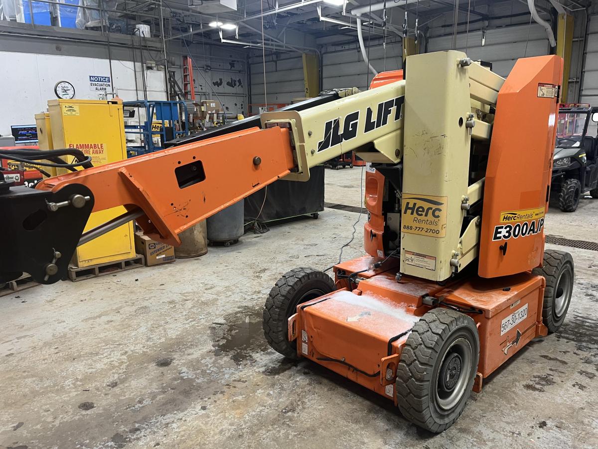 2015 JLG E300AJP