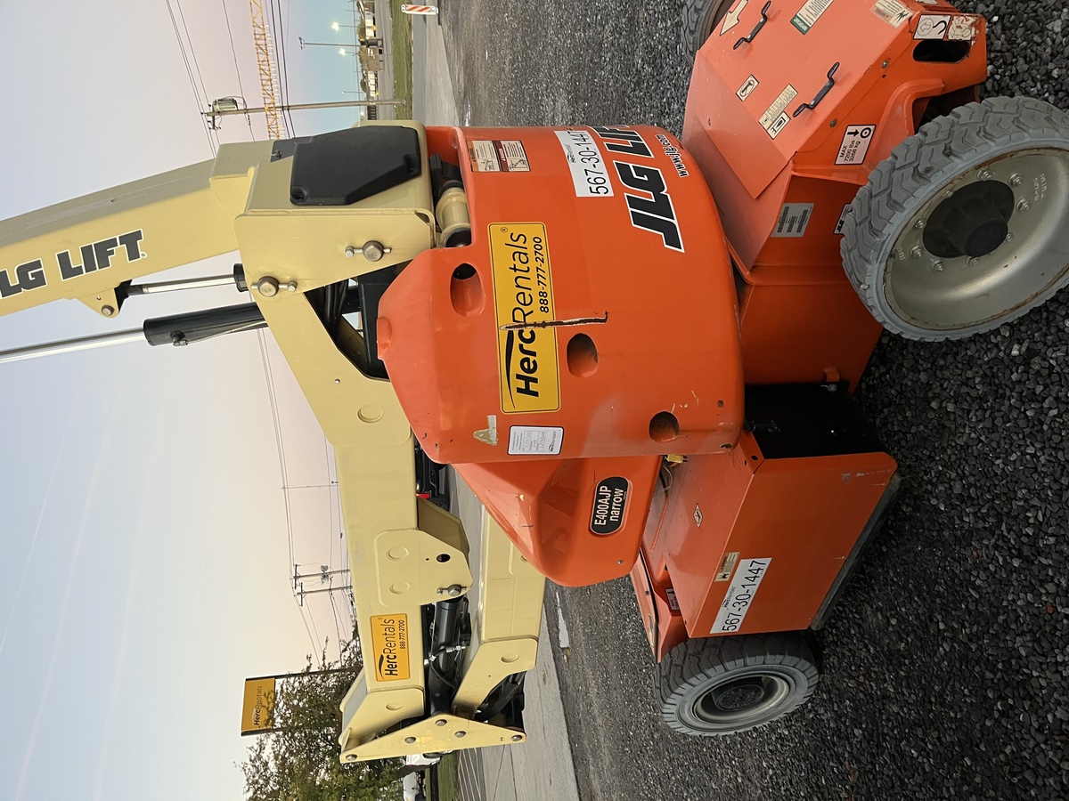 2017 JLG E400AJPN