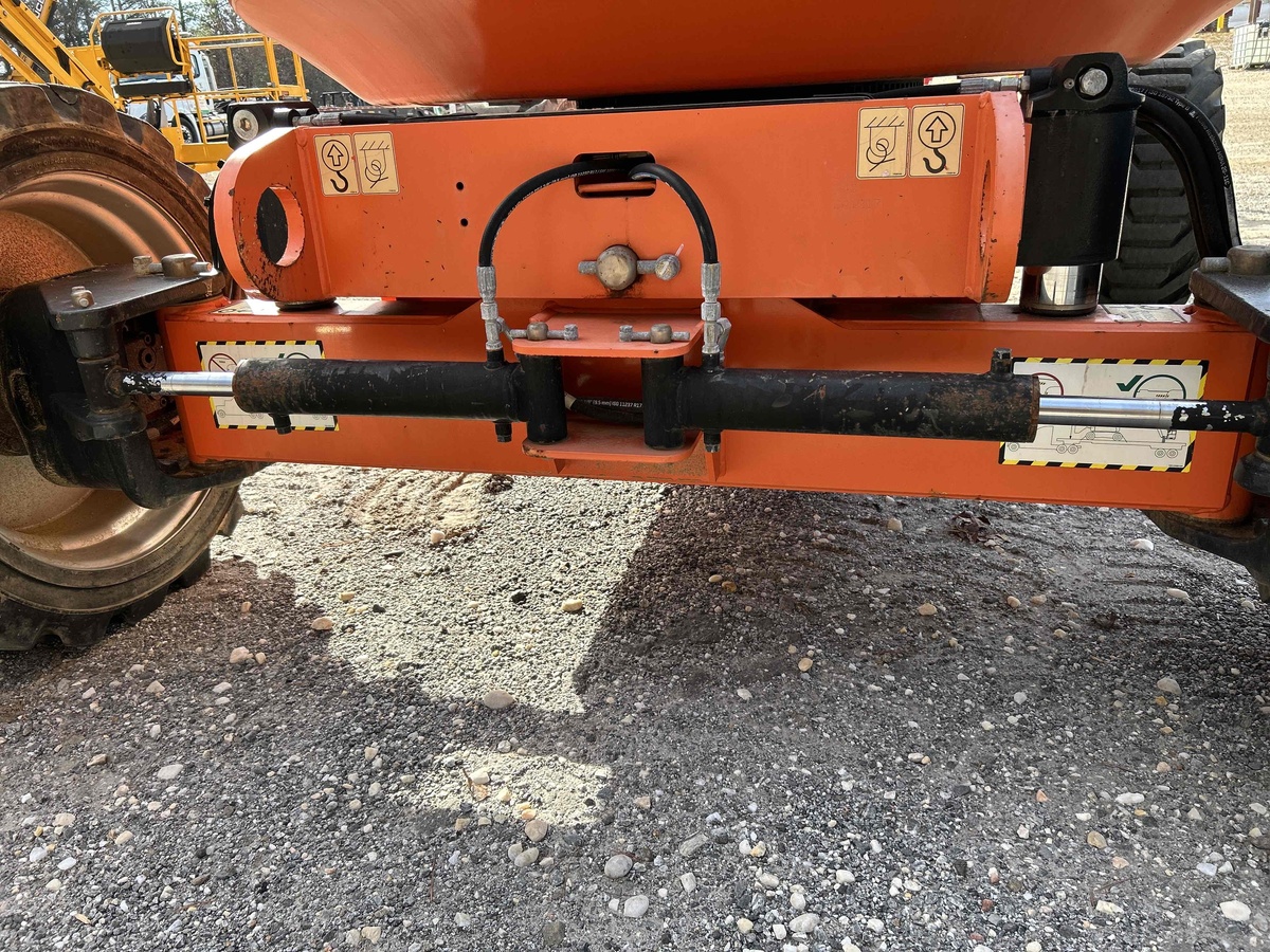 2017 JLG 600AJ-9