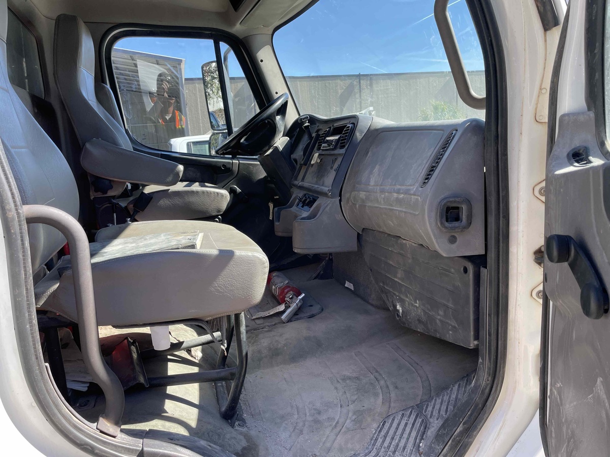 2018 Freightliner M2106-5