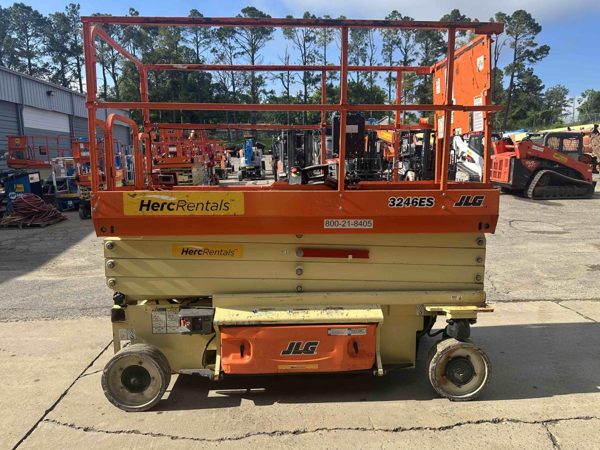 2018 JLG 3246ES