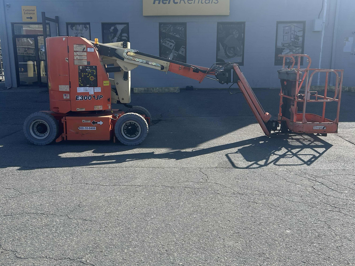 2016 JLG E300AJP-2