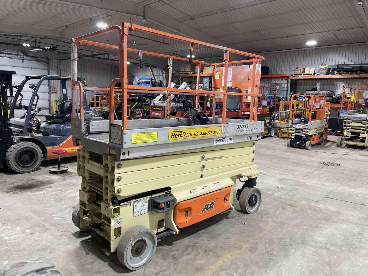 2014 JLG 3246ES