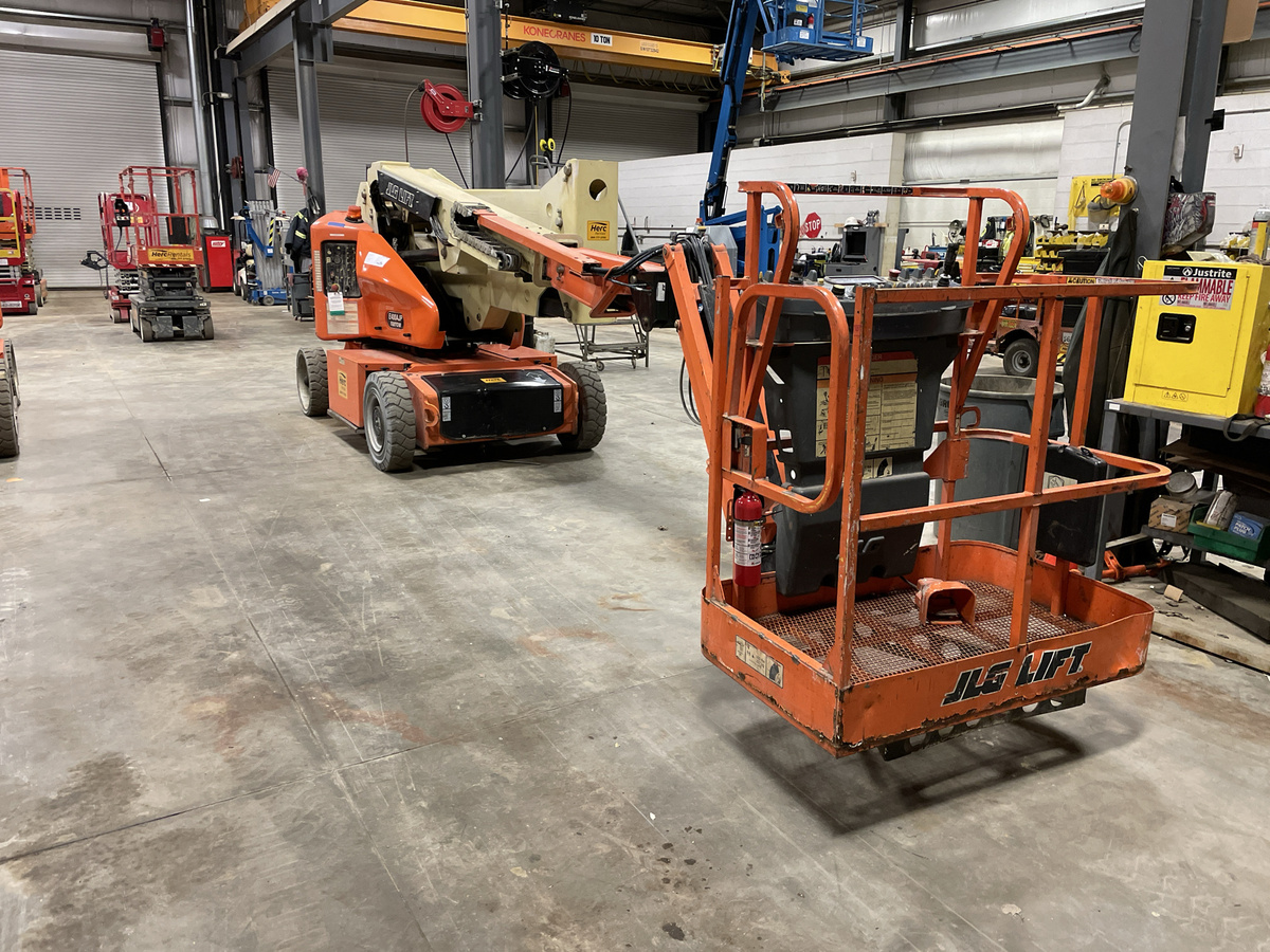 2017 JLG E400AJPN-2