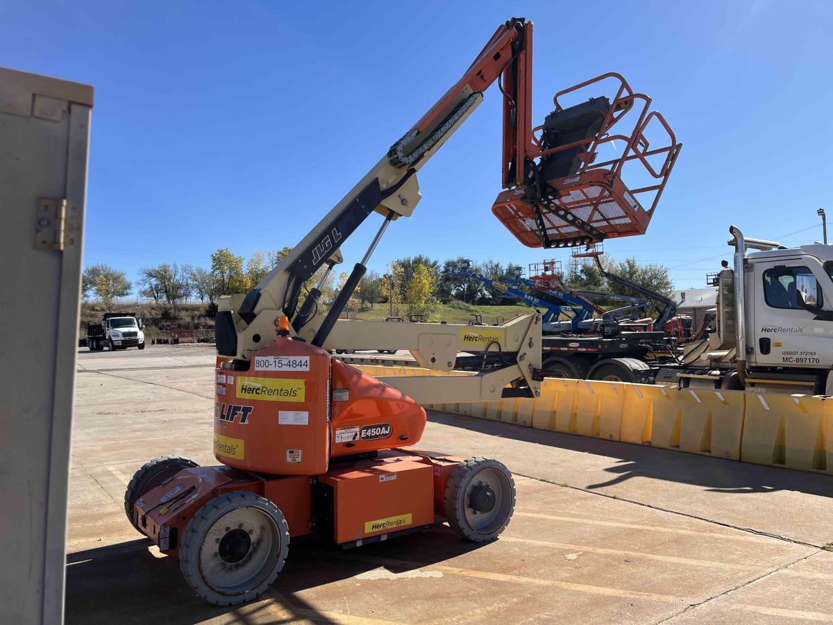 2017 JLG E450AJ