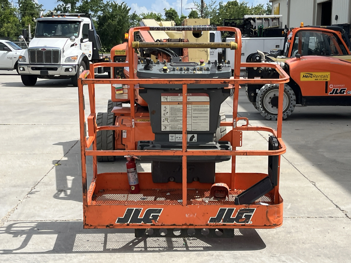 2017 JLG E450AJ-13