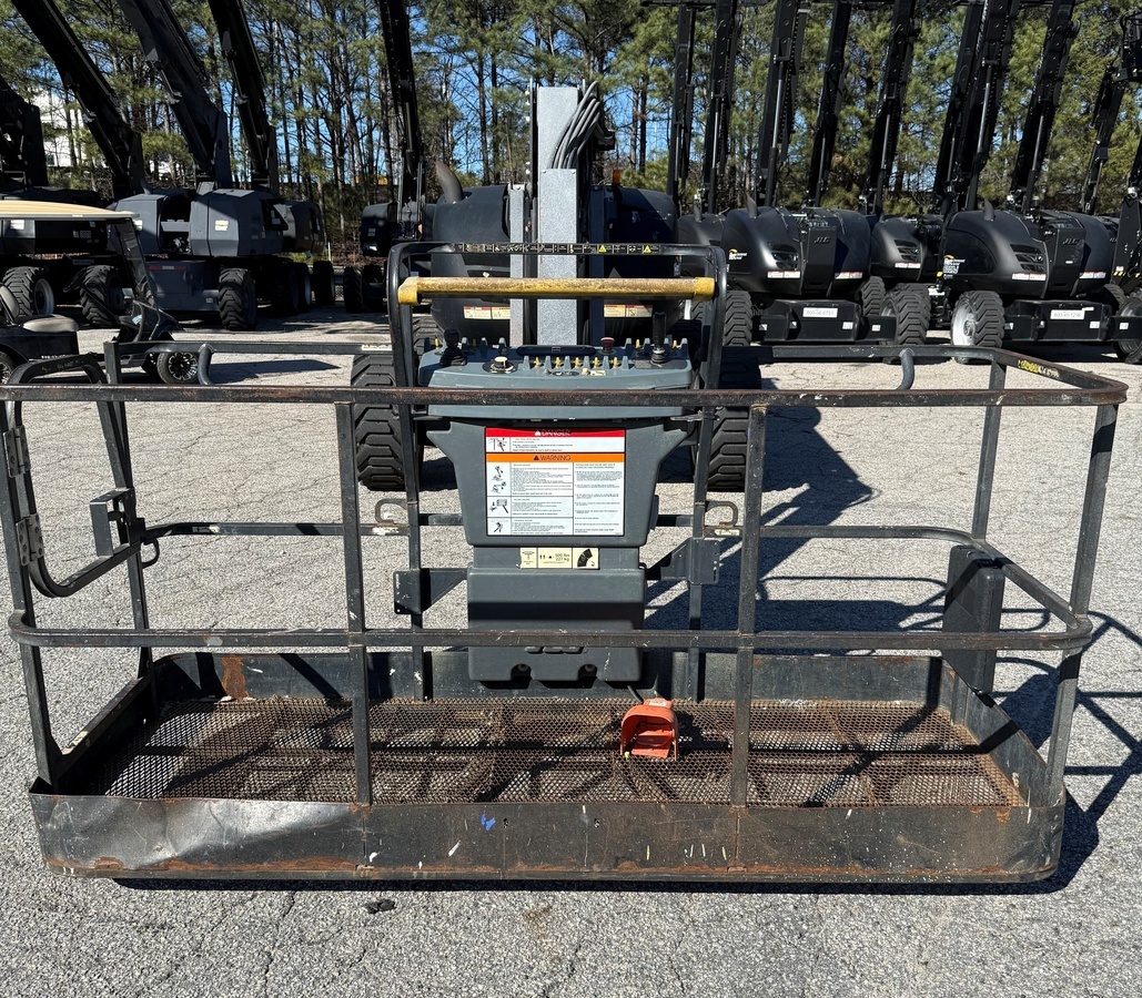 2017 JLG 600AJ