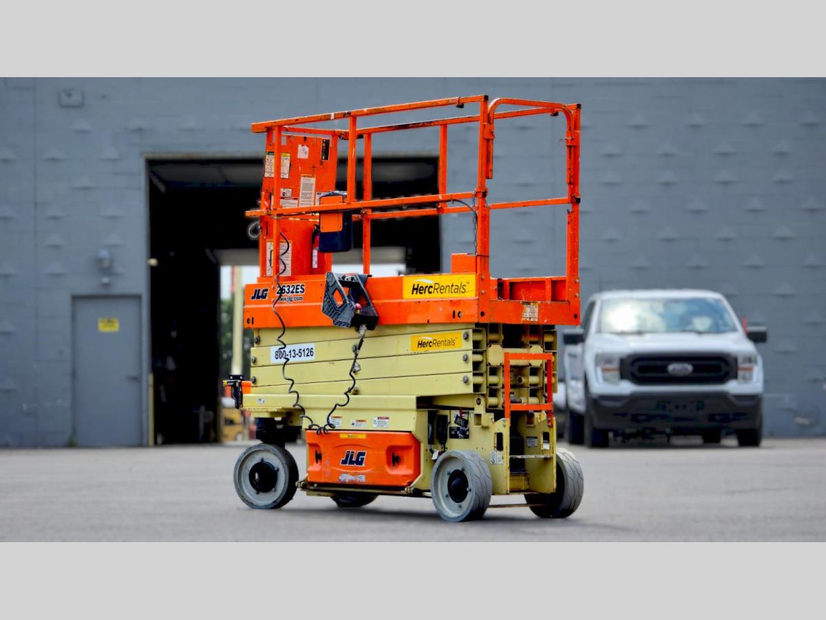 2017 JLG 2632ES