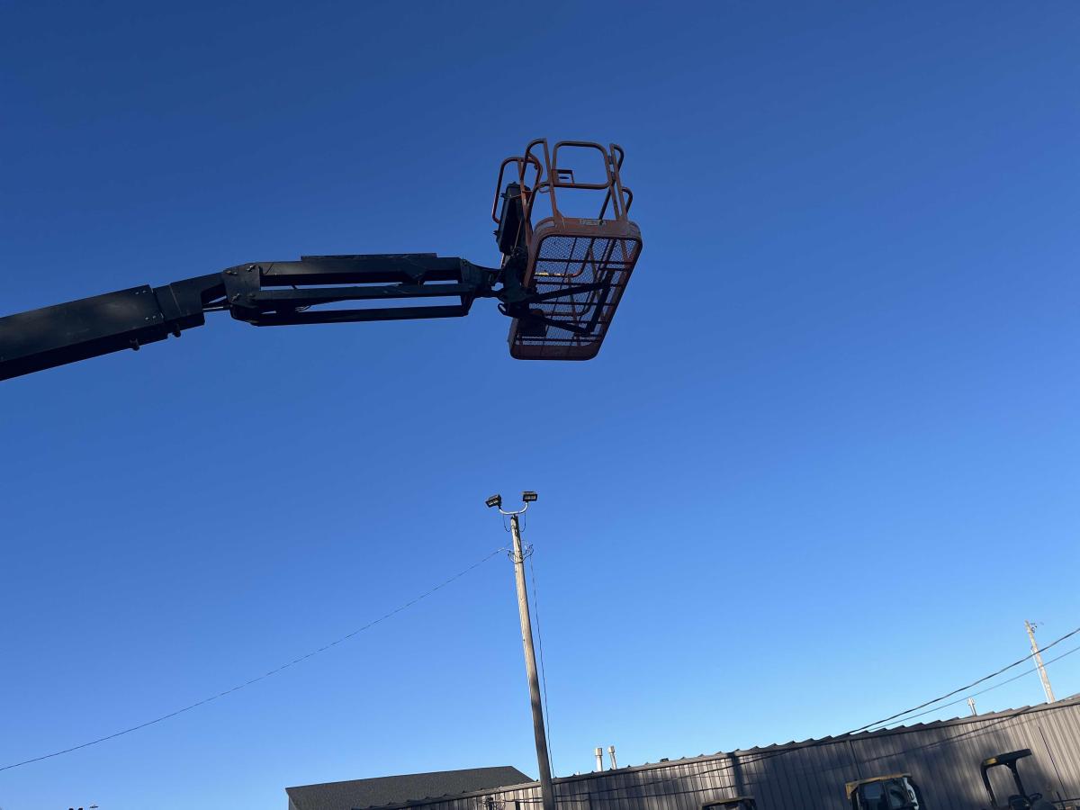 2017 JLG 800AJ