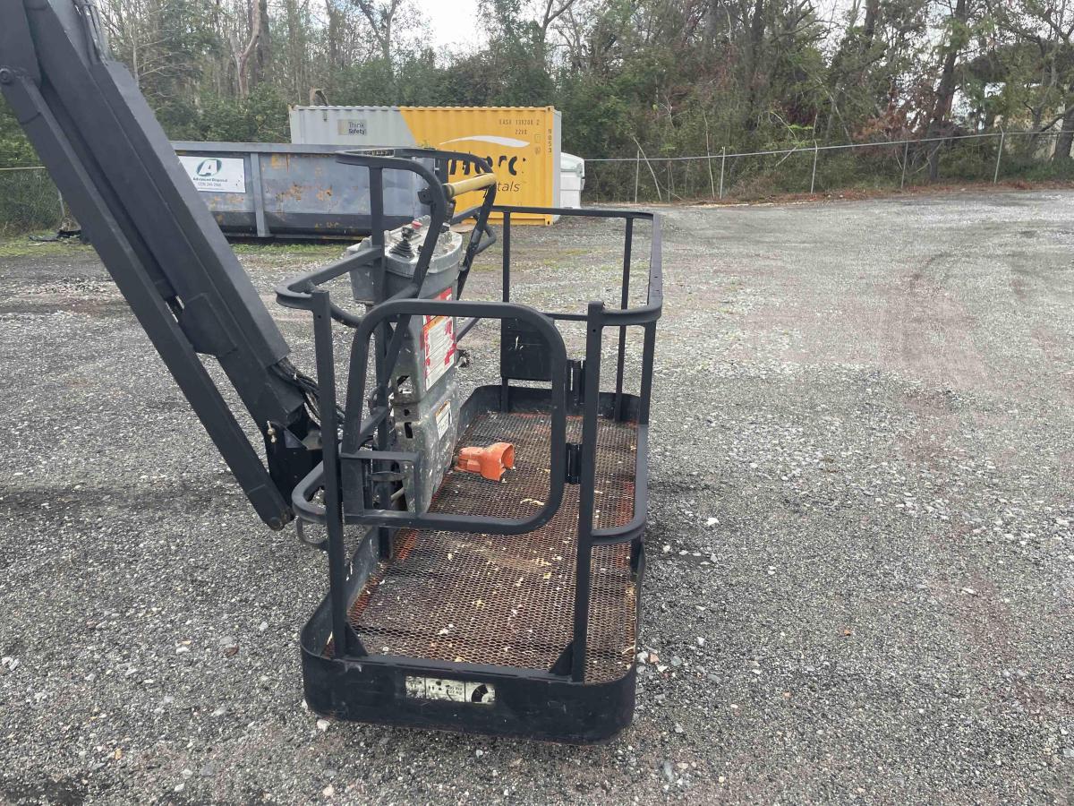 2017 JLG 660SJ