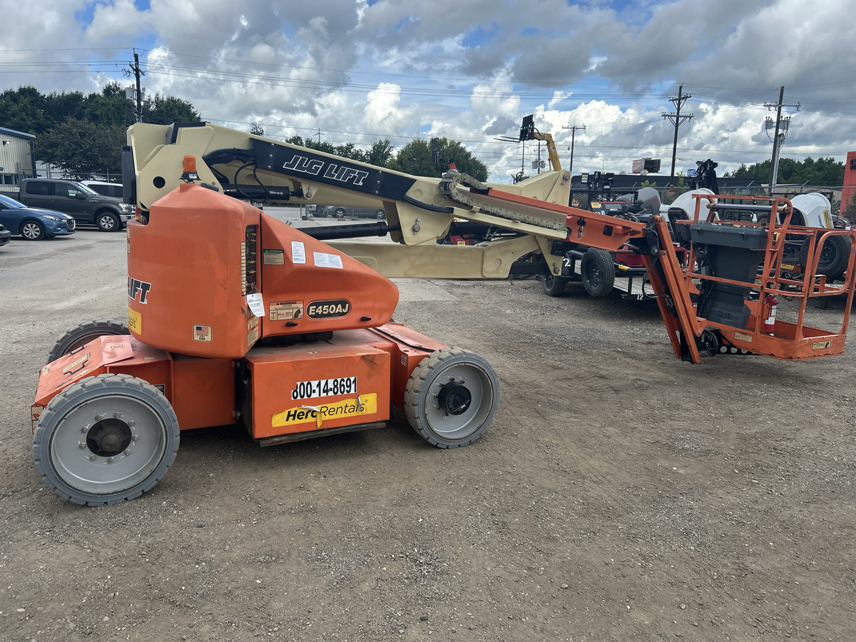 2017 JLG E450AJ-3