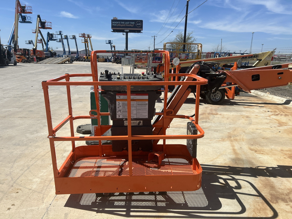 2017 JLG E400AJPN-5