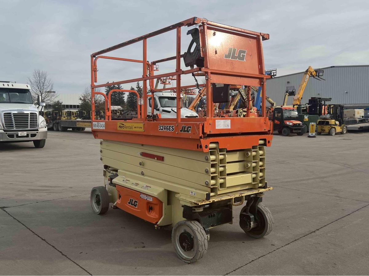 2018 JLG 3246ES