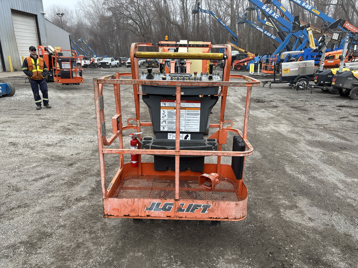 2016 JLG E300AJP-2
