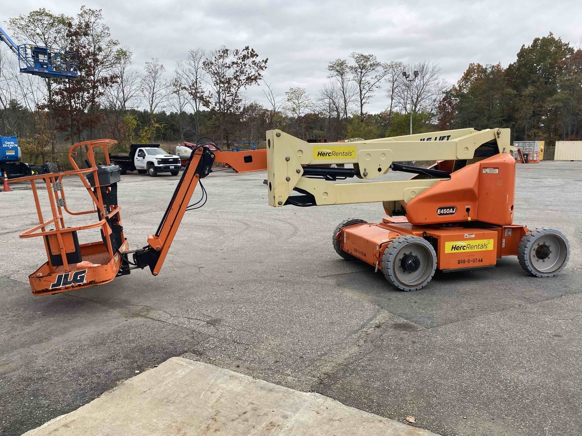 2016 JLG E450AJ