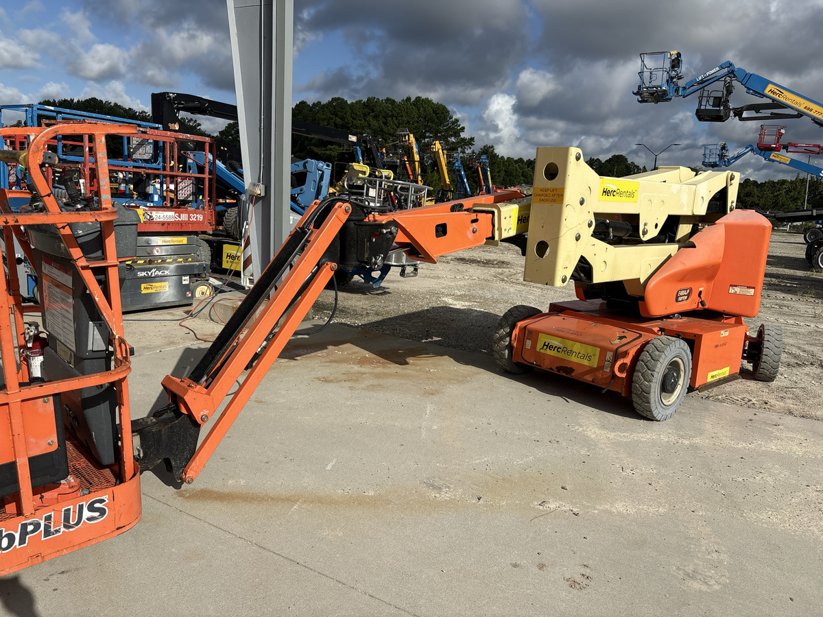 2017 JLG E400AJPN